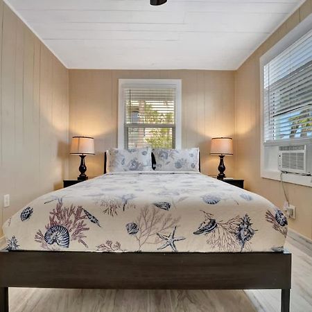 Stones Throw Beachside Bungalow #1 On The Beach شاطئ كليرووتر المظهر الخارجي الصورة