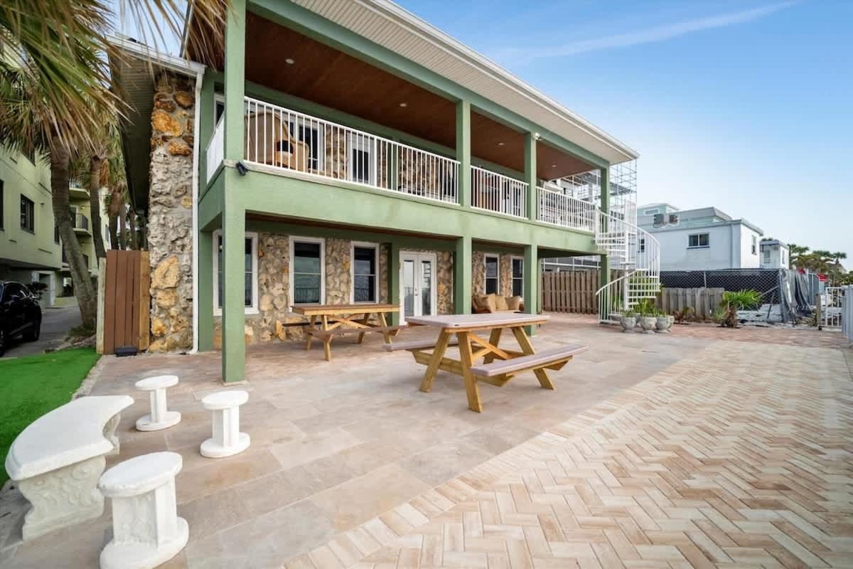 Stones Throw Beachside Bungalow #1 On The Beach شاطئ كليرووتر المظهر الخارجي الصورة