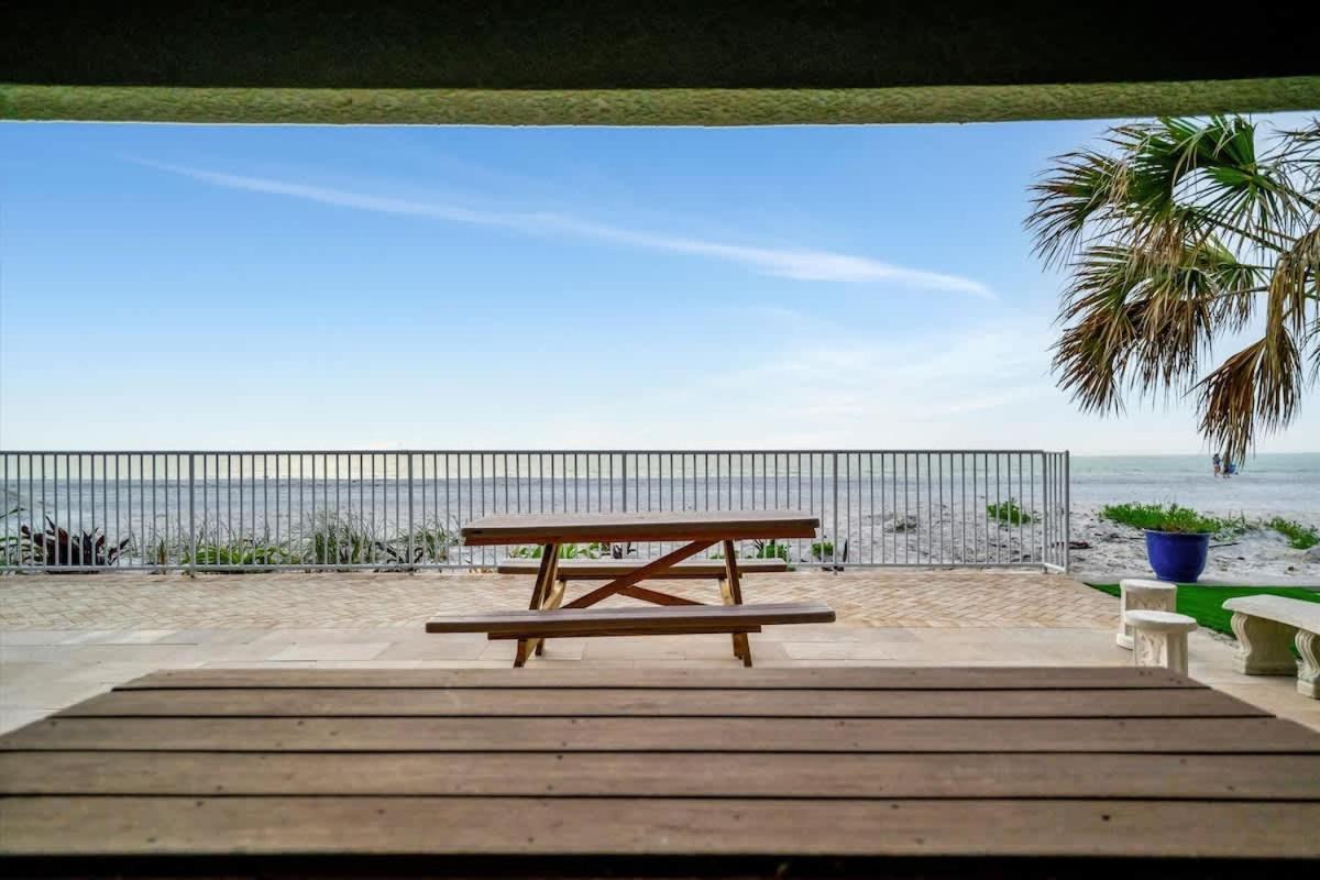 Stones Throw Beachside Bungalow #1 On The Beach شاطئ كليرووتر المظهر الخارجي الصورة