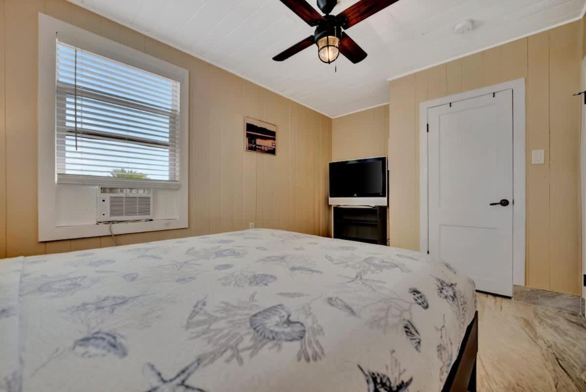Stones Throw Beachside Bungalow #1 On The Beach شاطئ كليرووتر المظهر الخارجي الصورة