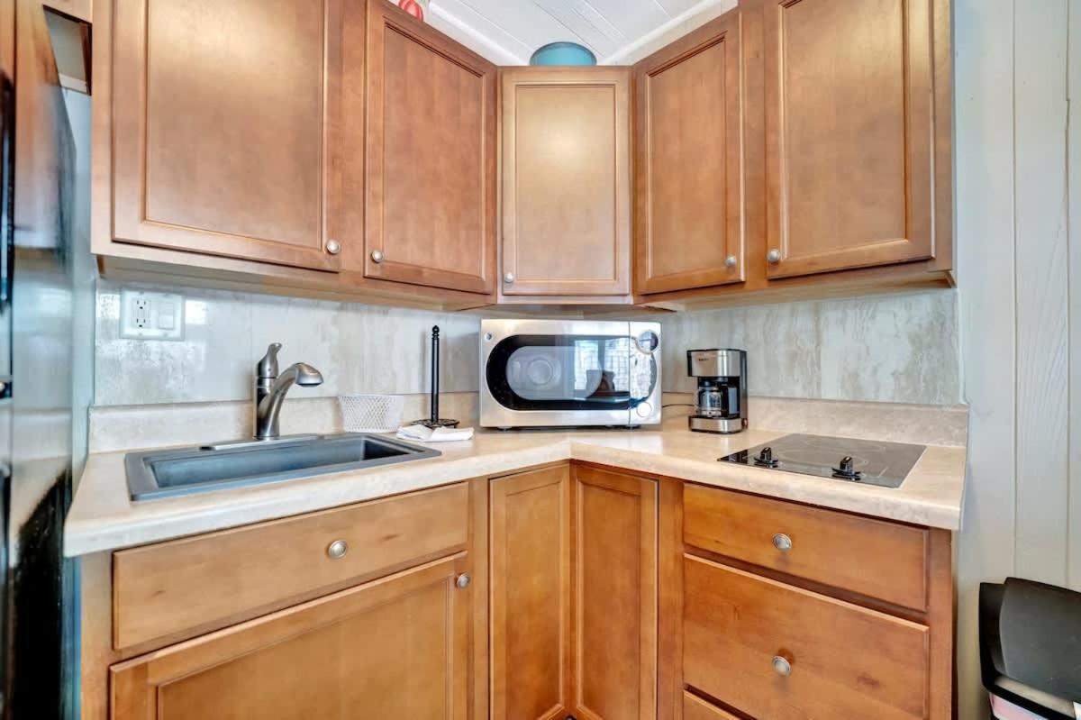 Stones Throw Beachside Bungalow #1 On The Beach شاطئ كليرووتر المظهر الخارجي الصورة