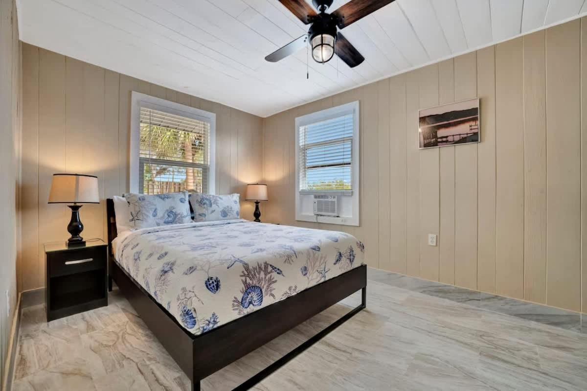 Stones Throw Beachside Bungalow #1 On The Beach شاطئ كليرووتر المظهر الخارجي الصورة