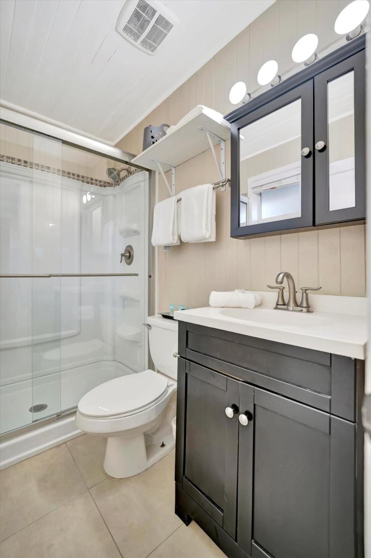 Stones Throw Beachside Bungalow #1 On The Beach شاطئ كليرووتر المظهر الخارجي الصورة