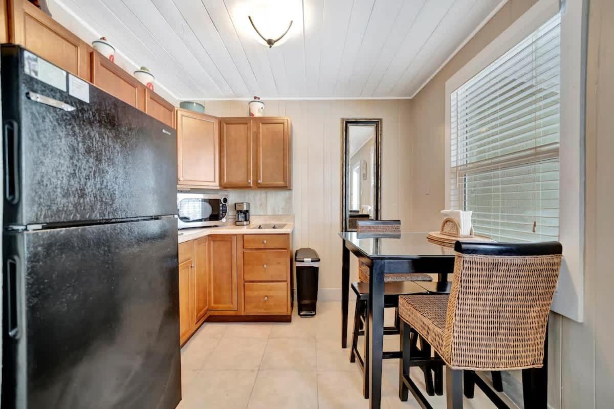 Stones Throw Beachside Bungalow #1 On The Beach شاطئ كليرووتر المظهر الخارجي الصورة