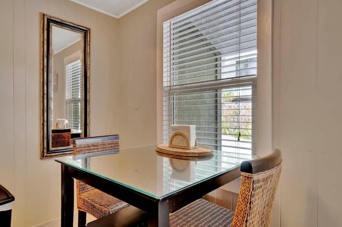 Stones Throw Beachside Bungalow #1 On The Beach شاطئ كليرووتر المظهر الخارجي الصورة