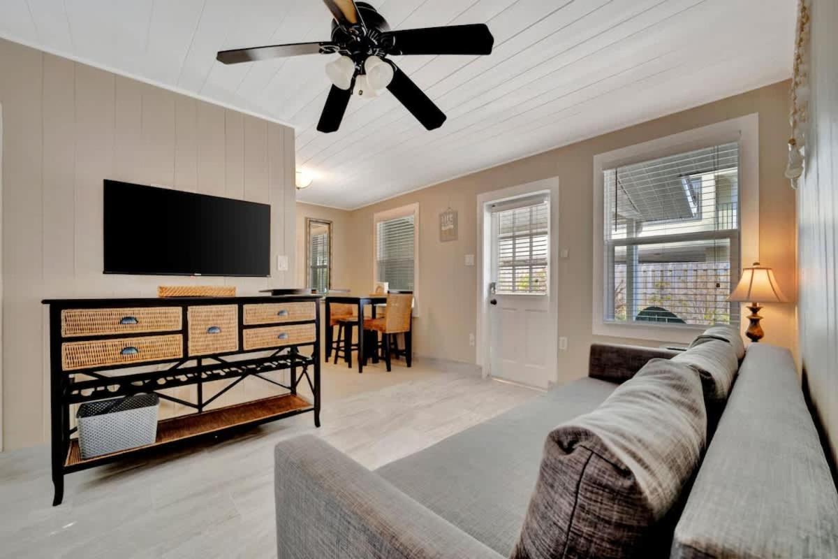 Stones Throw Beachside Bungalow #1 On The Beach شاطئ كليرووتر المظهر الخارجي الصورة