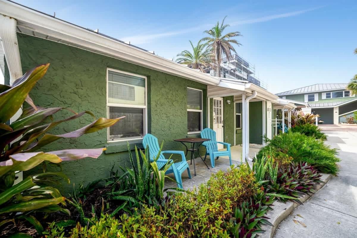Stones Throw Beachside Bungalow #1 On The Beach شاطئ كليرووتر المظهر الخارجي الصورة