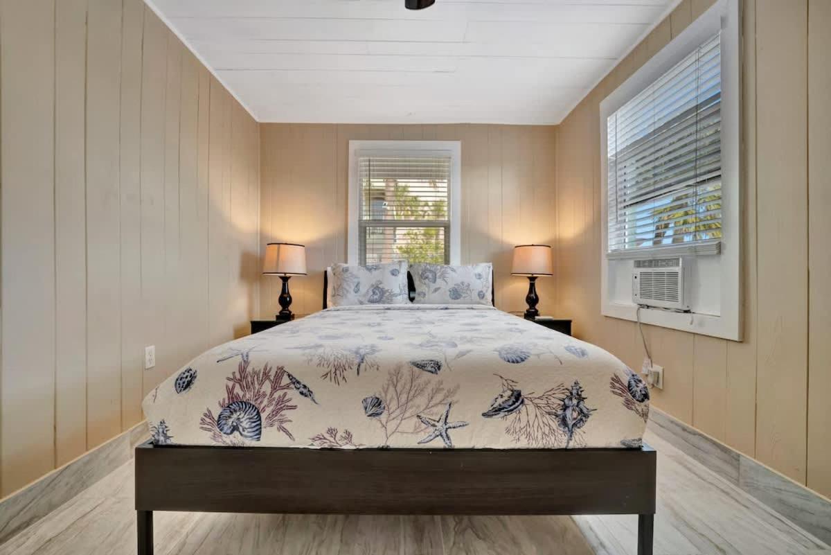 Stones Throw Beachside Bungalow #1 On The Beach شاطئ كليرووتر المظهر الخارجي الصورة