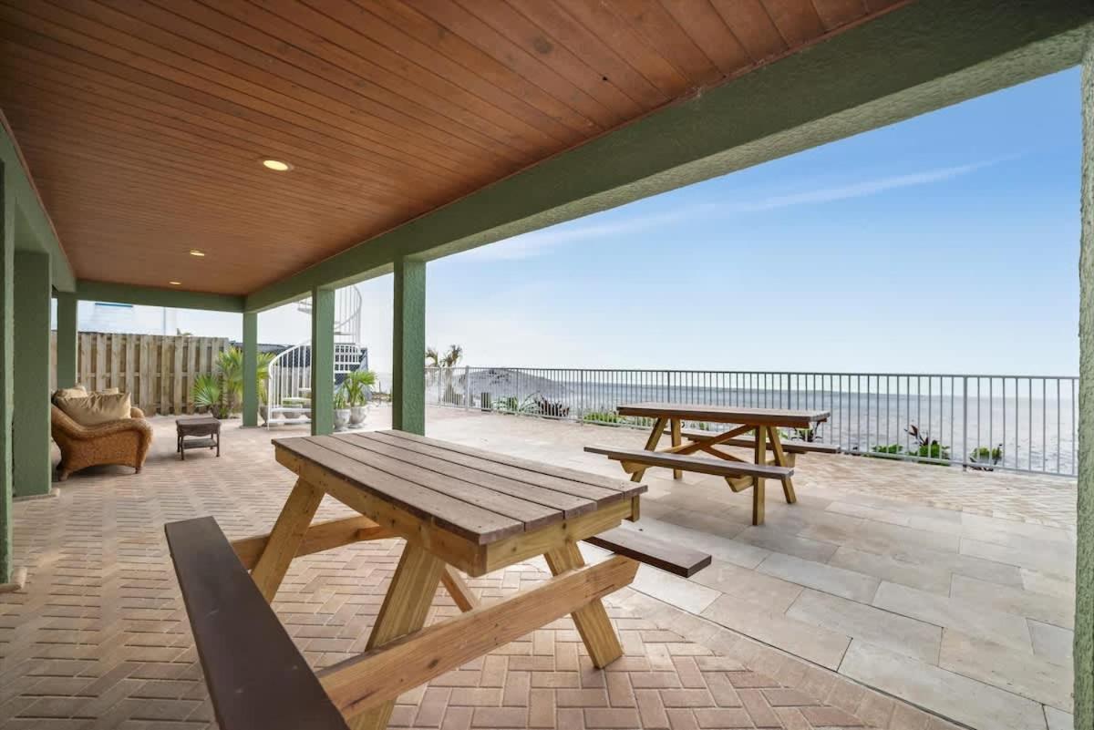 Stones Throw Beachside Bungalow #1 On The Beach شاطئ كليرووتر المظهر الخارجي الصورة