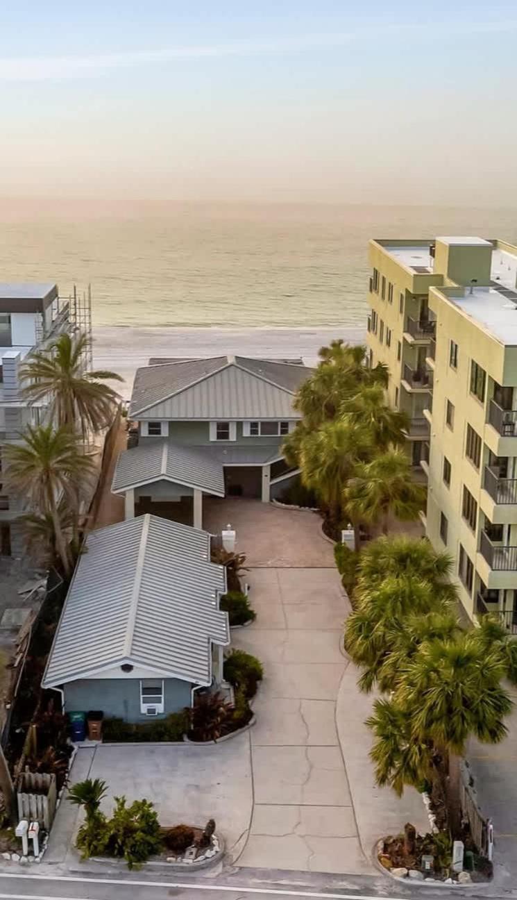 Stones Throw Beachside Bungalow #1 On The Beach شاطئ كليرووتر المظهر الخارجي الصورة